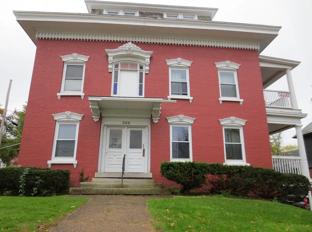 5 bed, 3600 sqft, $5,950 — Photo 1