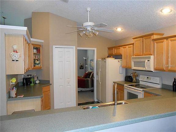 4th image of 1607 Poinsettia Way