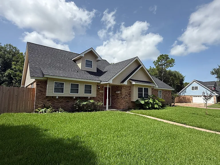 1502 Parkside Dr — Photo 2