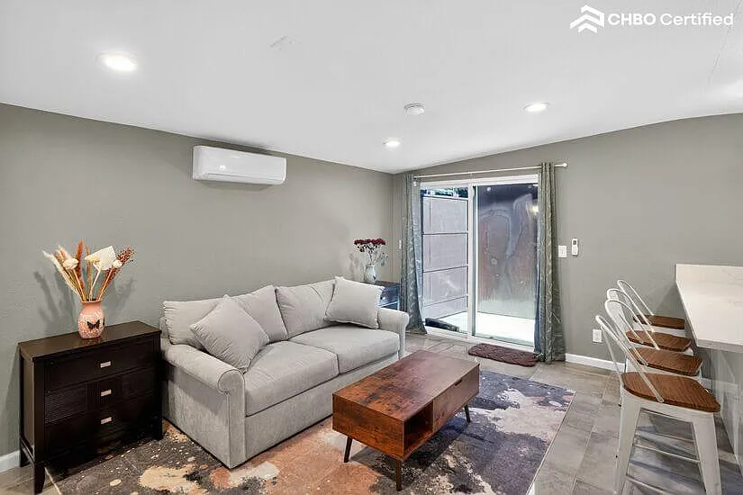 Furnished Home Walkable to Disneyland — Photo 1