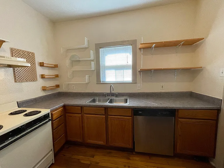 713 E Elmira St — Photo 6