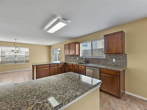 5th image of 4920 Thorn Hollow Dr