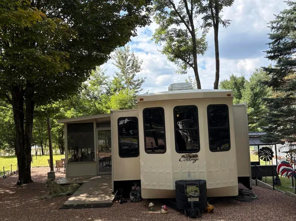 1907 Arrowhead Ln, Milford, PA 18337