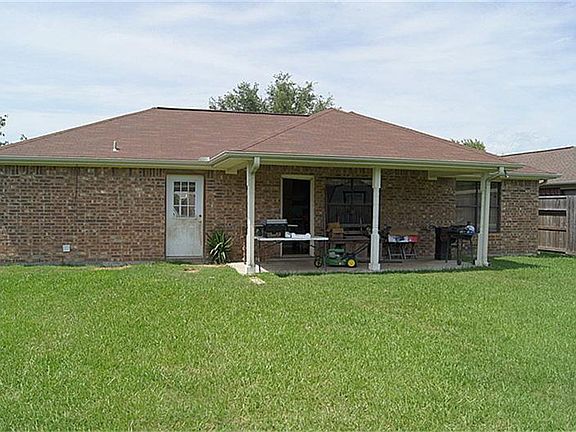 LOTS OF SPACE IN THIS BACKYARD FOR PLANTY OF BBQ'S