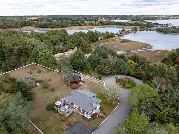 7 Locust St, Mattapoisett, MA 02739