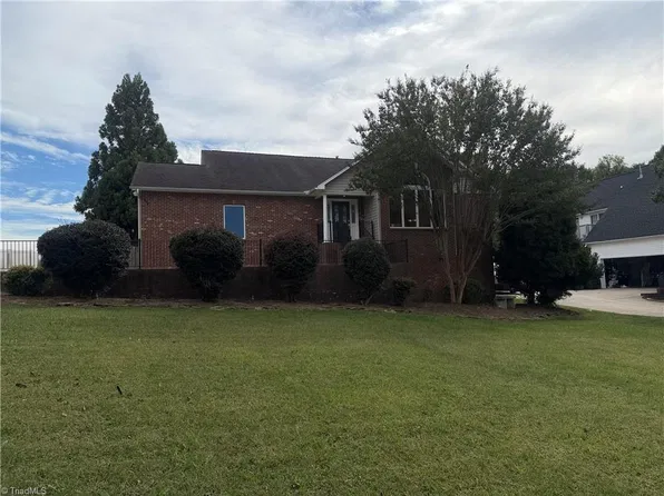906 Lunar Dr, Archdale, NC 27263