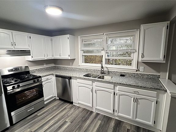 4th image of 3178 Grant St