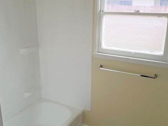 3rd image of 1075 E Oakland Ave