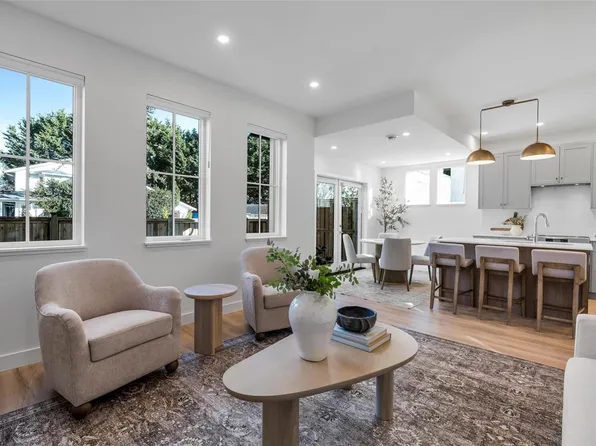 1255 Dunsterville Ave #3, Saanich, BC V8Z 2W9