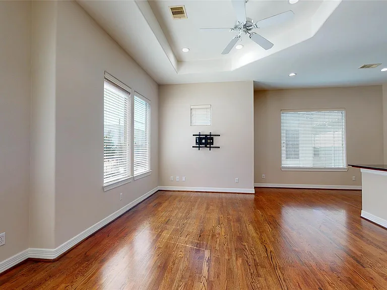 3826 Center St — Photo 12