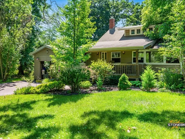 27630 Walnut Dr, Island Lake, IL 60042