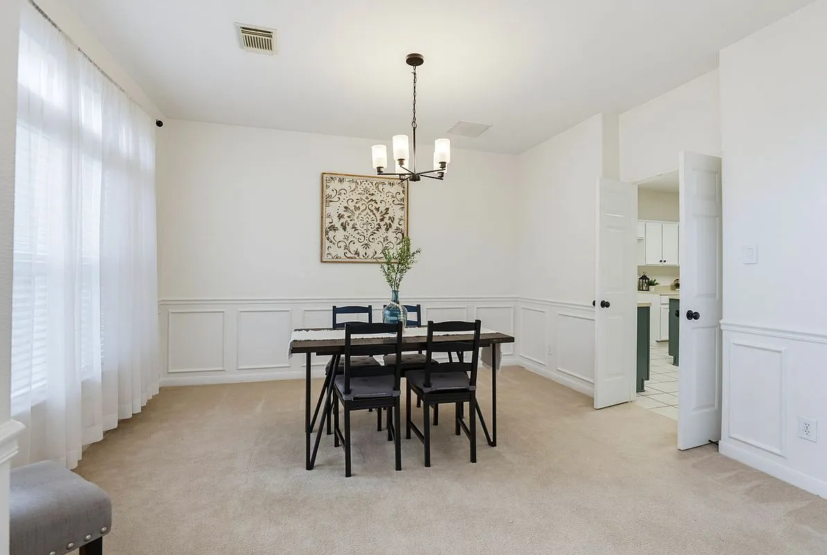 3 bed, 3.0 bath, 2556 sqft, $2,500 — Photo 3