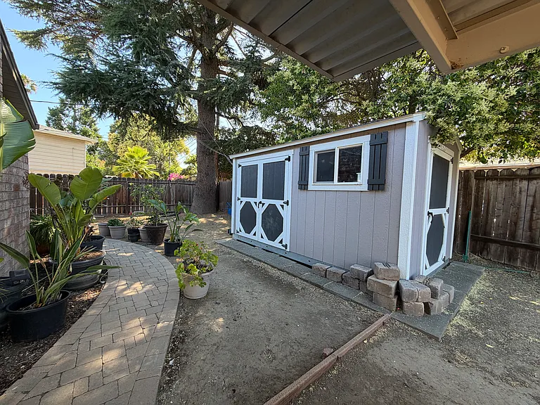 1812 Harding Ct — Photo 7