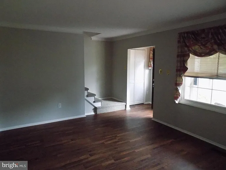 702 Towne Center Dr — Photo 4