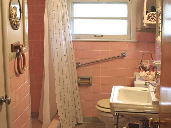 Full bath with tile shower