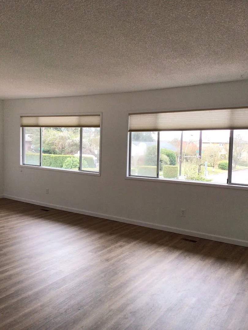 Availalbe Now - Two Bedroom And Two Bath Duplex Unit In Central Park Neighborhood — Photo 3