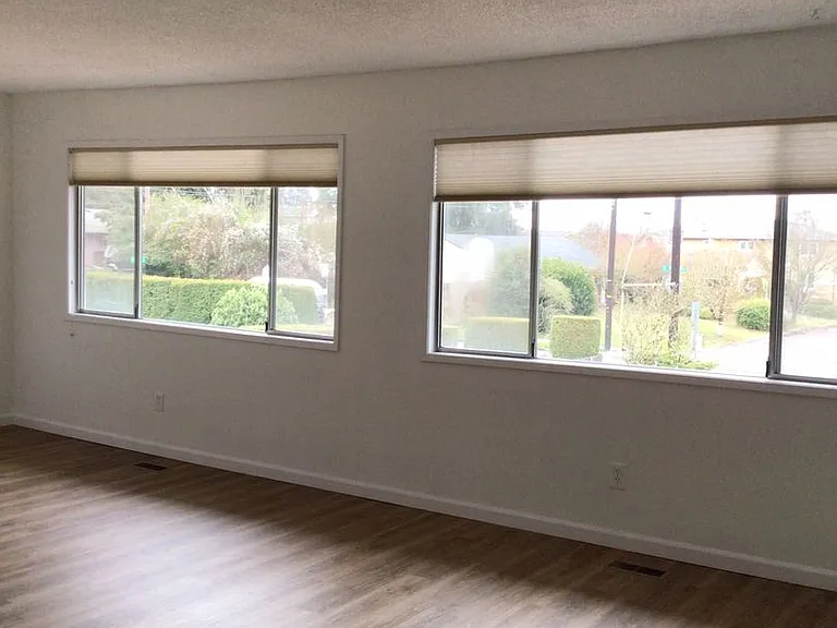 2722 E McLoughlin Blvd — Photo 3