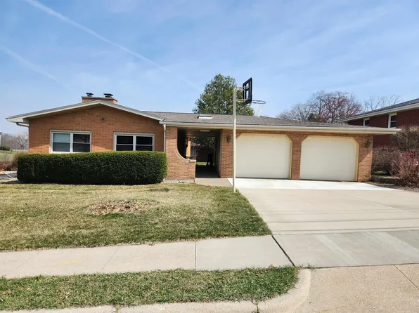 2192 Fairway Dr, Dubuque, IA 52001