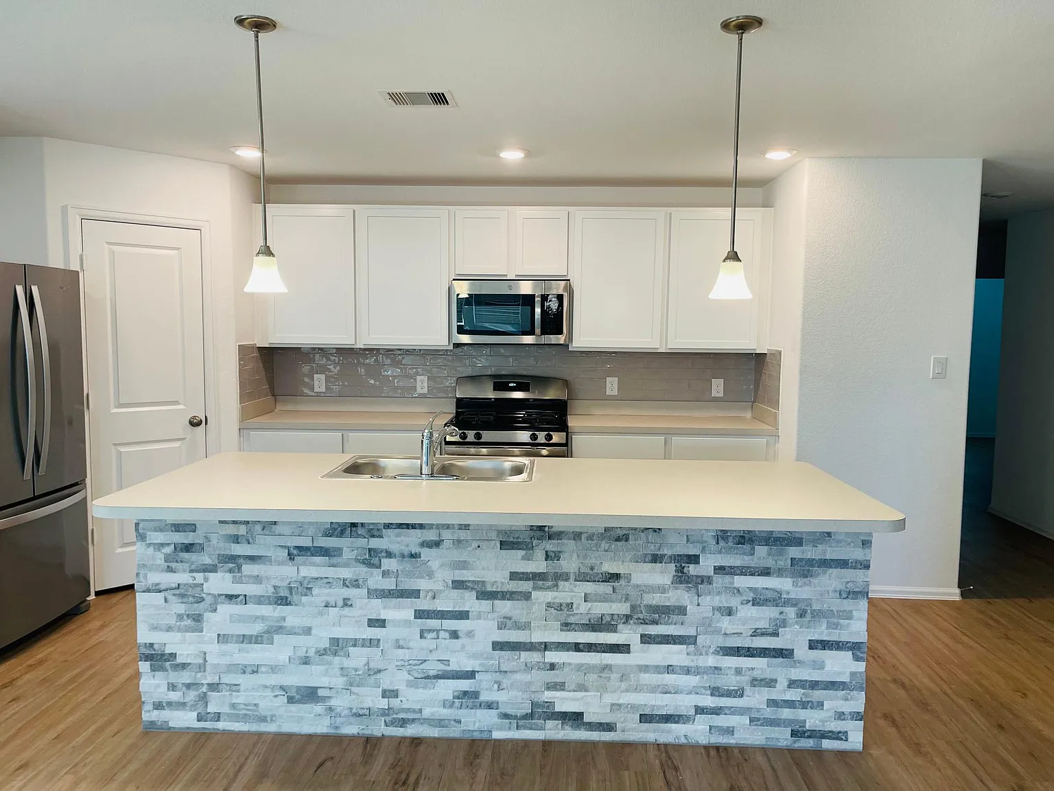 613 Forest Bend Ln — Photo 3