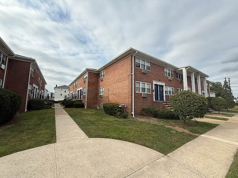 E Curtis St — Photo 18