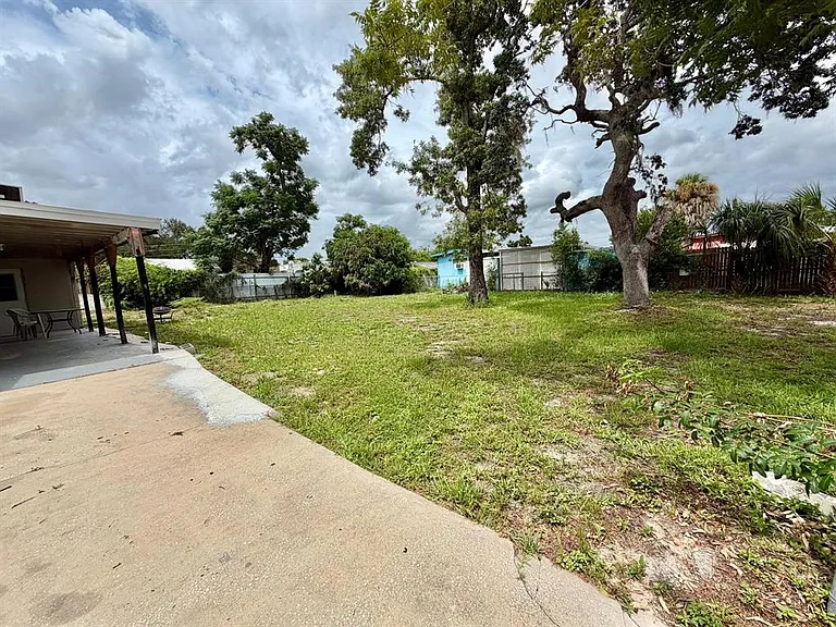 7215 James St — Photo 3