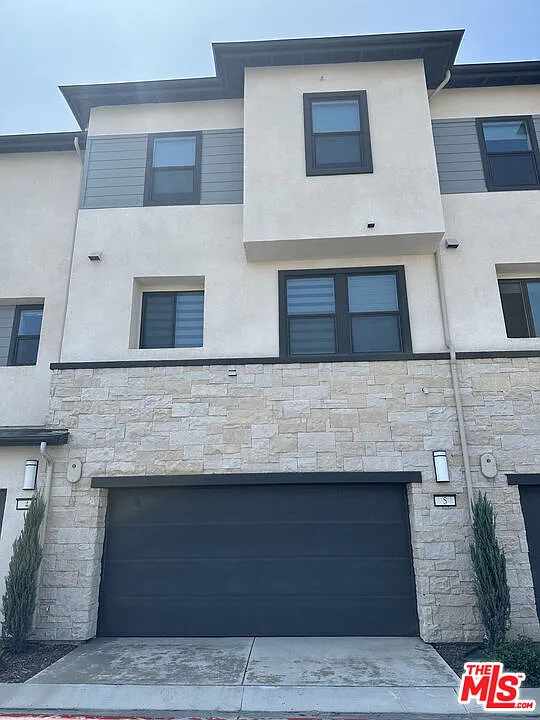 Photo 2 of 27 - 2957 W Lincoln Ave #5 - Anaheim, CA Building Photo - 2957 W Lincoln Ave #5