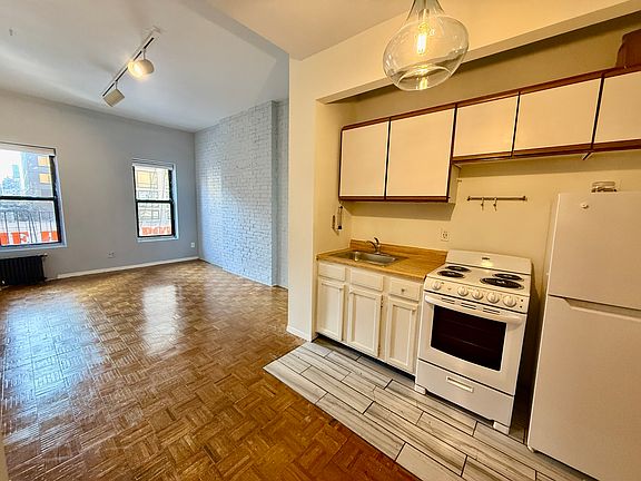 3rd image of 344 E 61st St APT 16