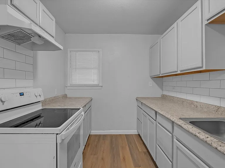 1439 N Olympia Ave — Photo 13