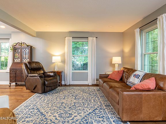 4th image of 2221 Chesterfield Dr