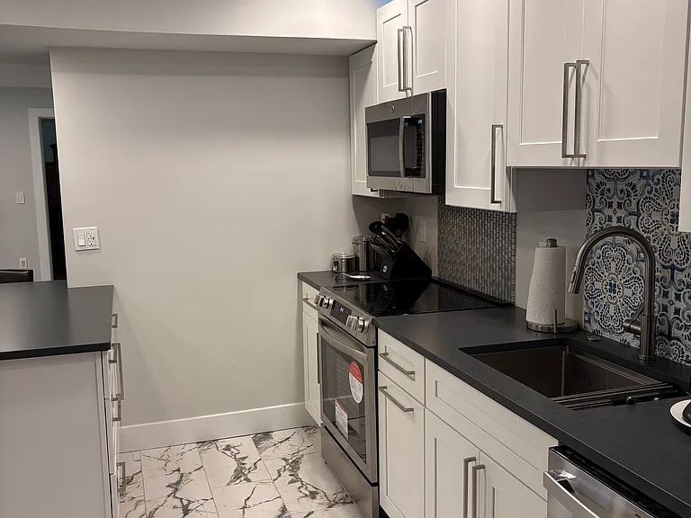 2212 Huntington St — Photo 3