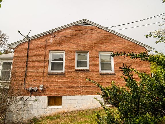 3rd image of 9722 Sharpsburg Pike