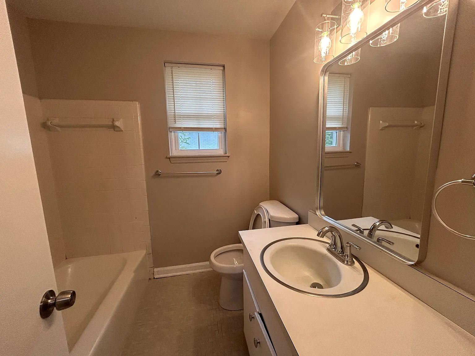 3 bed, 2.5 bath, 1615 sqft, $2,400 — Photo 3