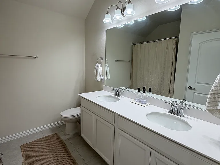 2504 Melrose Dr — Photo 9