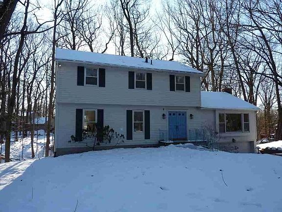 2nd image of 8 Oak Leaf Ln