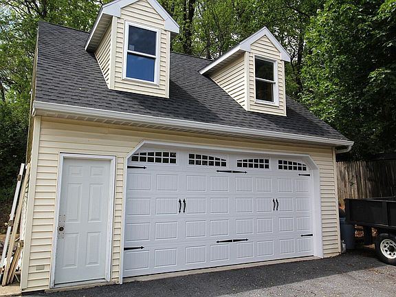 Detatched 2 car garage