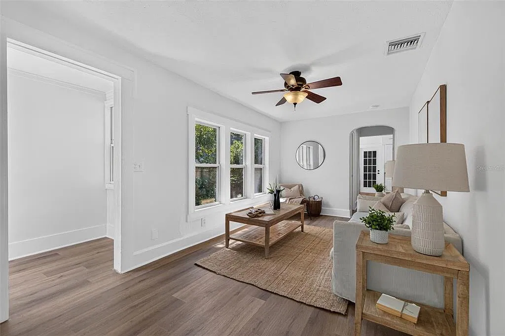 2 bed, 1.0 bath, 830 sqft, $2,300 — Photo 3