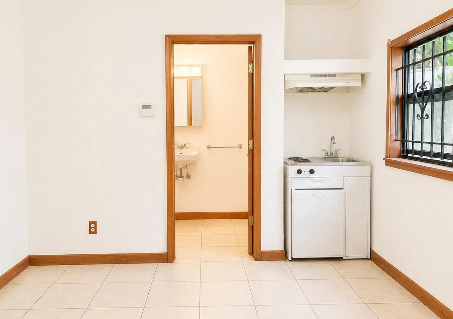 1 bed, 1.0 bath, 260 sqft, $910 — Photo 2