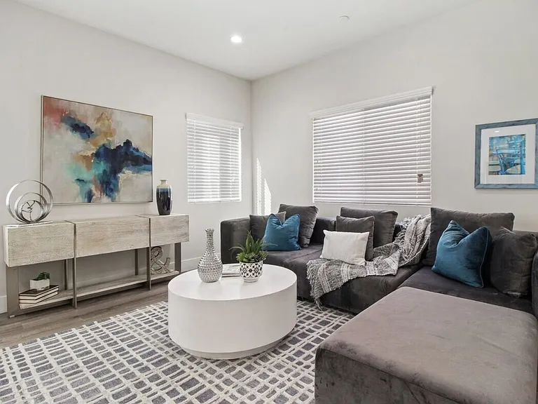 6841 Radford Ave — Photo 31