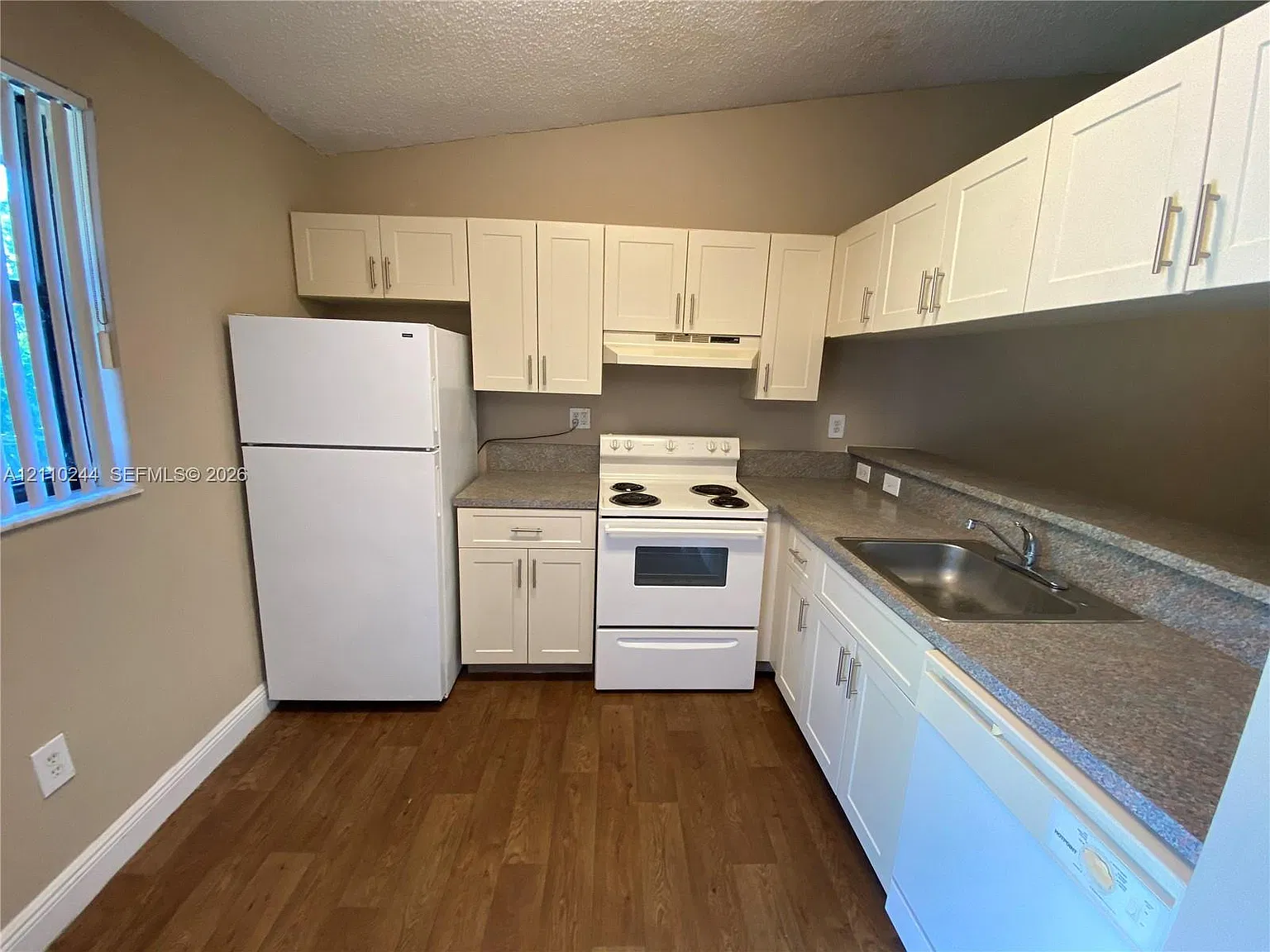 Villas De Venezia Condo — Photo 3