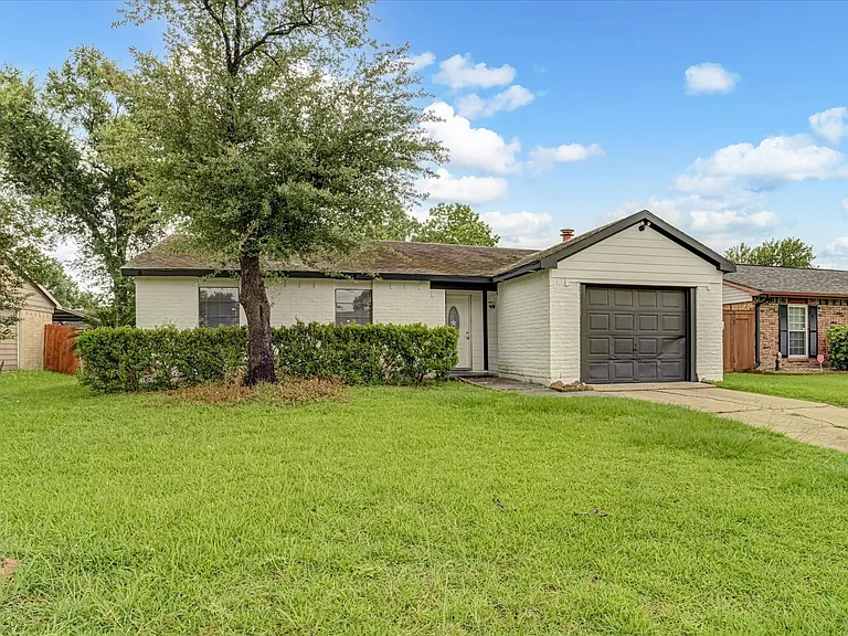 14618 Flair Dr — Photo 3