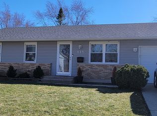 815 Robinson Ave, Streamwood, IL 60107