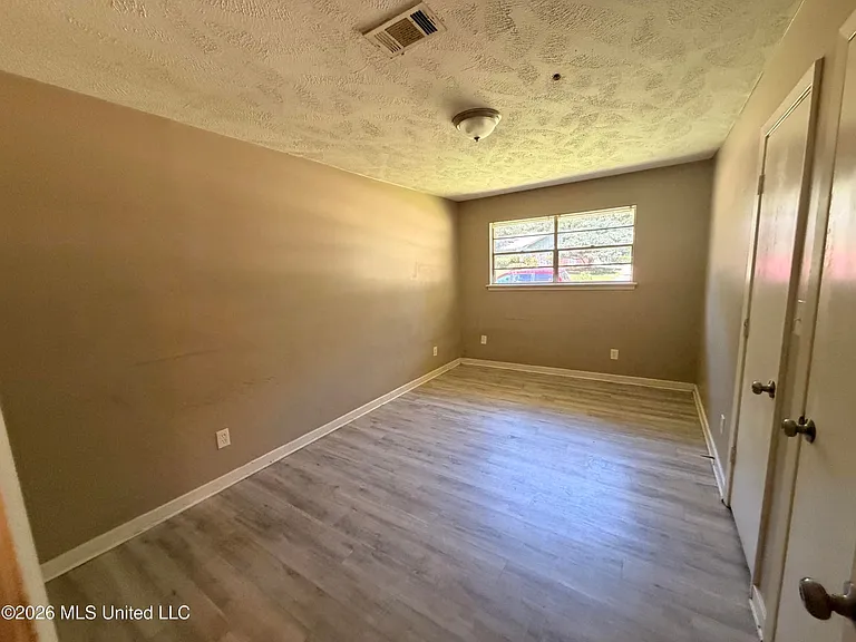 2229 Scanlon Dr — Photo 3