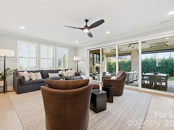 3rd image of 1016 Thatcher Way