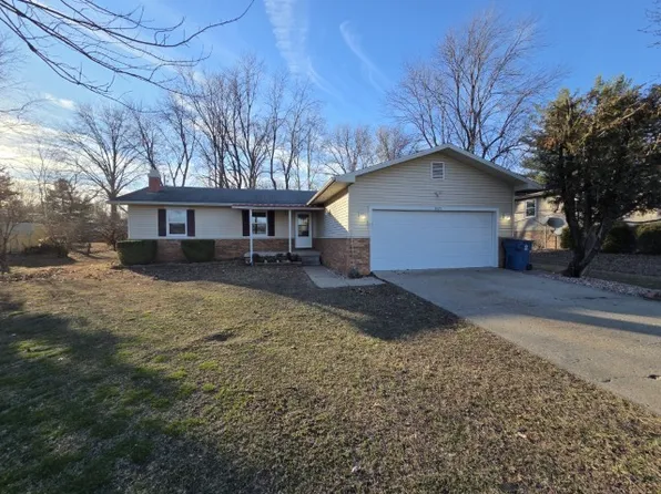 1025 Lake Shore Dr, Mount Vernon, IL 62864