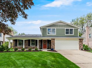 1527 Chickasaw Dr, Naperville, IL 60563