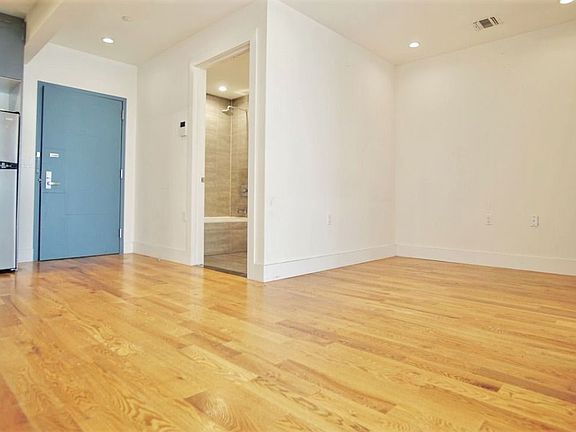 2nd image of 916 Bergen St #4R