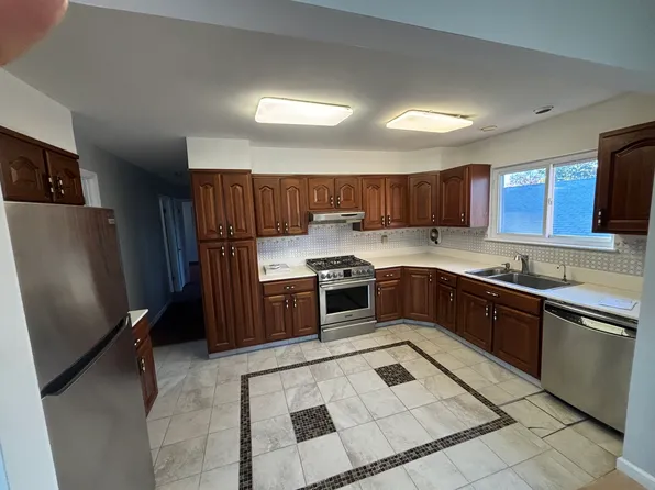 28 Weir St, Hempstead, NY 11550