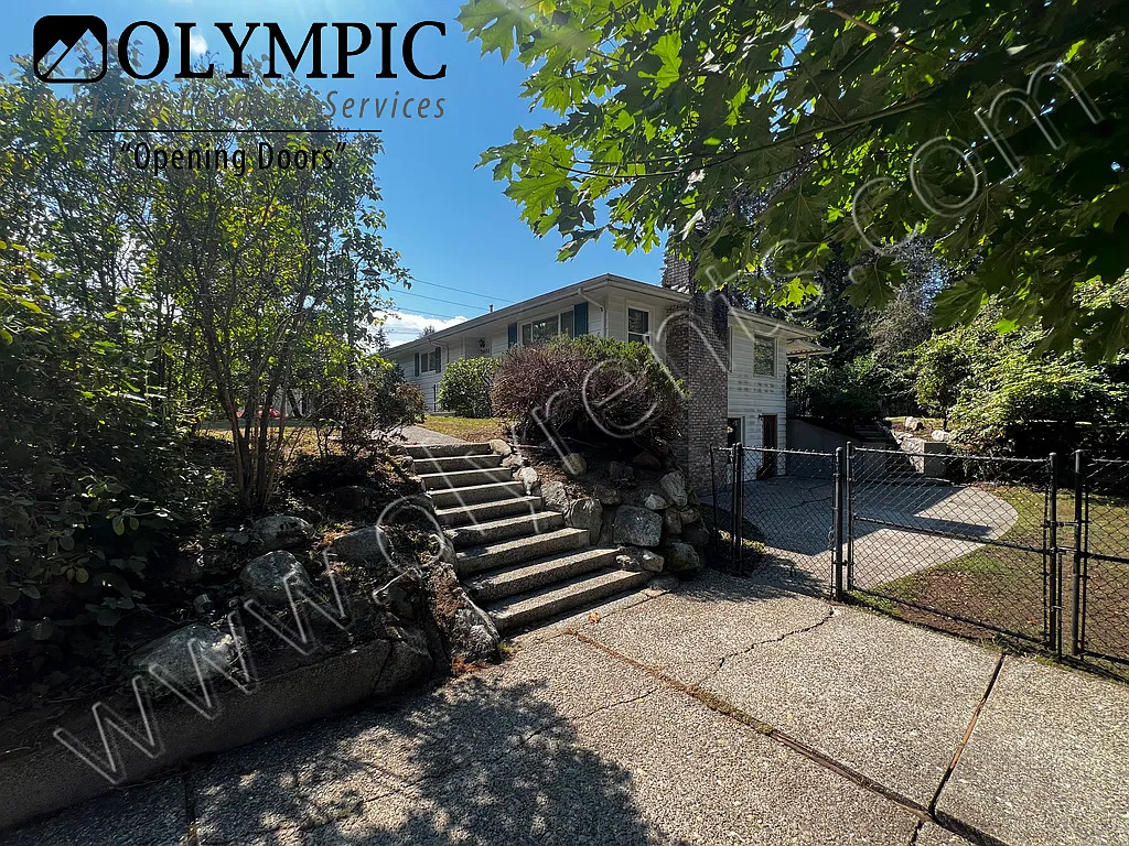 5 Bdrm, 2.5 Bath, 2 Kitchen, 2 Living Room Home in West Olympia w/ AC! — Photo 2