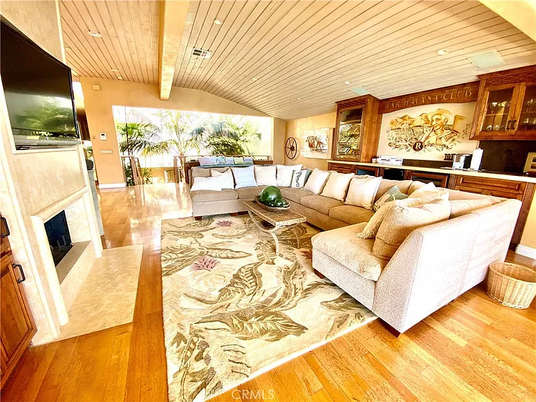 1137 Marine Dr — Photo 7
