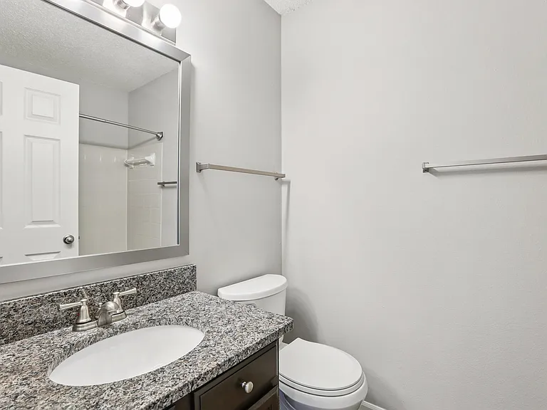 Hunters Point Apartments — Photo 22